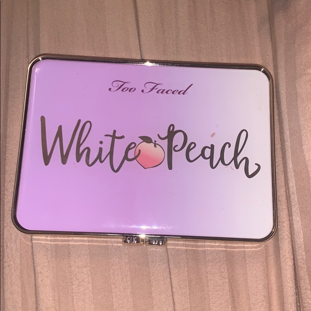 Too faced white peach pallet
